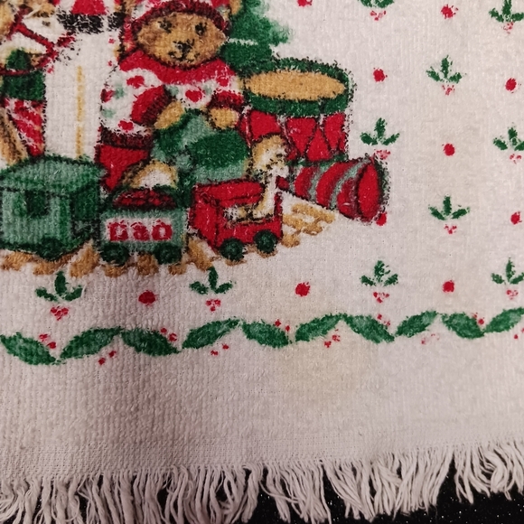 Vintage Set of 2 Different Christmas Hand Towels. - Picture 4 of 9